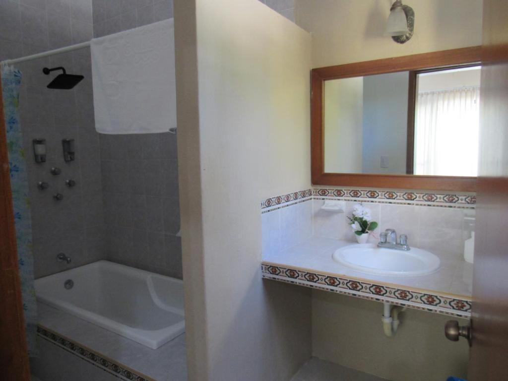 Two Bedroom Beachfront Villa סלסטון מראה חיצוני תמונה